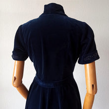 Cargar imagen en el visor de la galería, 1940s - Stunning Blue Velvet Beaded Dress - W29 (74cm)