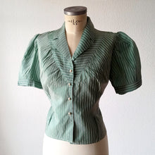 Carica l'immagine nel visualizzatore di Gallery, 1940s - EN RELIEF, PARIS - Deadstock Green Blouse - W35 (88cm)