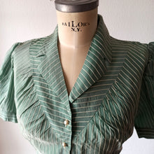 Carica l'immagine nel visualizzatore di Gallery, 1940s - EN RELIEF, PARIS - Deadstock Green Blouse - W35 (88cm)