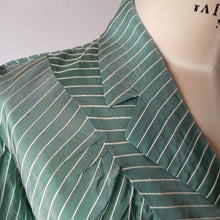 Carica l'immagine nel visualizzatore di Gallery, 1940s - EN RELIEF, PARIS - Deadstock Green Blouse - W35 (88cm)