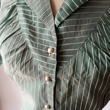Carica l'immagine nel visualizzatore di Gallery, 1940s - EN RELIEF, PARIS - Deadstock Green Blouse - W35 (88cm)