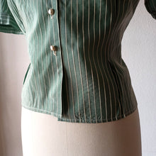 Carica l'immagine nel visualizzatore di Gallery, 1940s - EN RELIEF, PARIS - Deadstock Green Blouse - W35 (88cm)