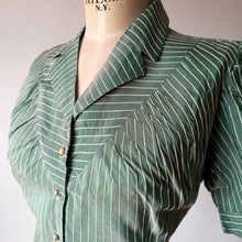 Carica l'immagine nel visualizzatore di Gallery, 1940s - EN RELIEF, PARIS - Deadstock Green Blouse - W35 (88cm)