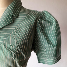 Carica l'immagine nel visualizzatore di Gallery, 1940s - EN RELIEF, PARIS - Deadstock Green Blouse - W35 (88cm)