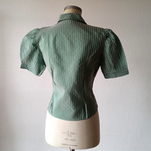 Carica l'immagine nel visualizzatore di Gallery, 1940s - EN RELIEF, PARIS - Deadstock Green Blouse - W35 (88cm)