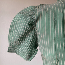 Carica l'immagine nel visualizzatore di Gallery, 1940s - EN RELIEF, PARIS - Deadstock Green Blouse - W35 (88cm)