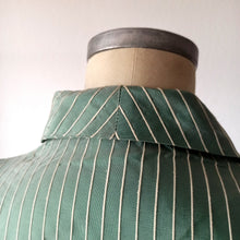 Carica l'immagine nel visualizzatore di Gallery, 1940s - EN RELIEF, PARIS - Deadstock Green Blouse - W35 (88cm)