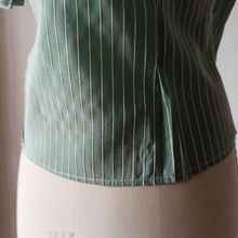 Carica l'immagine nel visualizzatore di Gallery, 1940s - EN RELIEF, PARIS - Deadstock Green Blouse - W35 (88cm)