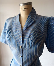Carica l'immagine nel visualizzatore di Gallery, 1940s - EN RELIEF, PARIS - Deadstock Blue Blouse - W38 (96cm)
