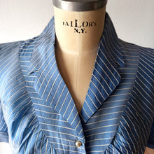 Carica l'immagine nel visualizzatore di Gallery, 1940s - EN RELIEF, PARIS - Deadstock Blue Blouse - W38 (96cm)
