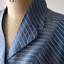 Carica l'immagine nel visualizzatore di Gallery, 1940s - EN RELIEF, PARIS - Deadstock Blue Blouse - W38 (96cm)