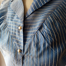 Carica l'immagine nel visualizzatore di Gallery, 1940s - EN RELIEF, PARIS - Deadstock Blue Blouse - W38 (96cm)