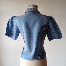 Carica l'immagine nel visualizzatore di Gallery, 1940s - EN RELIEF, PARIS - Deadstock Blue Blouse - W38 (96cm)