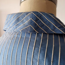Carica l'immagine nel visualizzatore di Gallery, 1940s - EN RELIEF, PARIS - Deadstock Blue Blouse - W38 (96cm)