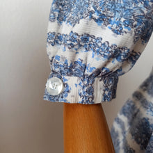 Charger l'image dans la galerie, 1950s -Gorgeous Novelty Print Cotton Dress - W31 (80cm)