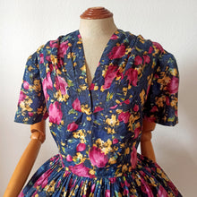 Charger l'image dans la galerie, 1950s - Stunning Floral Satin Dress - W33 (84cm)