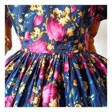 Charger l'image dans la galerie, 1950s - Stunning Floral Satin Dress - W33 (84cm)