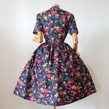Charger l'image dans la galerie, 1950s - Stunning Floral Satin Dress - W33 (84cm)