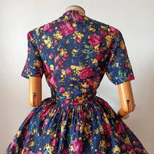 Charger l'image dans la galerie, 1950s - Stunning Floral Satin Dress - W33 (84cm)