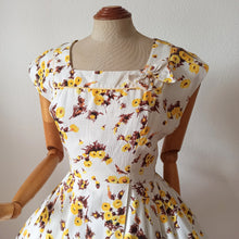 Charger l'image dans la galerie, 1950s - Delicious Autumn Floral Print Cotton Dress - W31 (78cm)