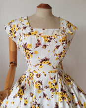 Charger l'image dans la galerie, 1950s - Delicious Autumn Floral Print Cotton Dress - W31 (78cm)