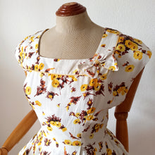 Charger l'image dans la galerie, 1950s - Delicious Autumn Floral Print Cotton Dress - W31 (78cm)