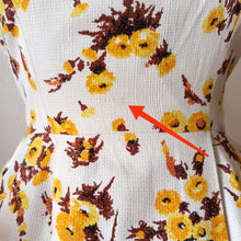 Charger l'image dans la galerie, 1950s - Delicious Autumn Floral Print Cotton Dress - W31 (78cm)