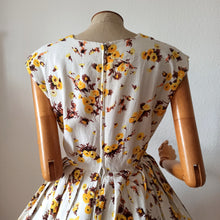 Charger l'image dans la galerie, 1950s - Delicious Autumn Floral Print Cotton Dress - W31 (78cm)