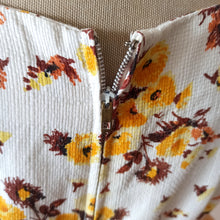 Charger l'image dans la galerie, 1950s - Delicious Autumn Floral Print Cotton Dress - W31 (78cm)