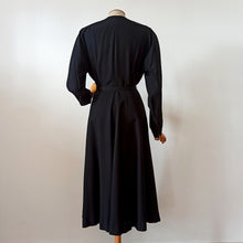 Carica l'immagine nel visualizzatore di Gallery, 1940s - Superb German Black Textured Gab Rayon Dress - W33 (84cm)