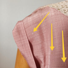 Charger l'image dans la galerie, 1950s - Adorable Antique Pink Rayon Blouse - W37 (94cm)