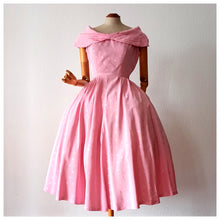 Charger l'image dans la galerie, 1950s - Exquisite Pink Rayon Satin Dress - W26 (66cm)