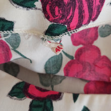 Charger l'image dans la galerie, 1950s 1960s - Adorable Roseprint Cotton Dress - W27 (68cm)