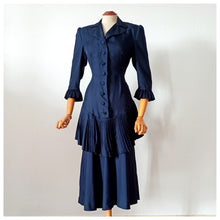 Carica l'immagine nel visualizzatore di Gallery, 1940s - Elegant Midnight Blue Satin Silk Dress - W28.5 (72cm)