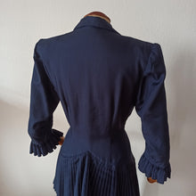 Carica l'immagine nel visualizzatore di Gallery, 1940s - Elegant Midnight Blue Satin Silk Dress - W28.5 (72cm)