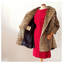 Charger l'image dans la galerie, 1950s - ZANZIBAR - LA FRANCE - Stunning Cheetah Faux Coat