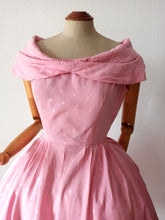 Charger l'image dans la galerie, 1950s - Exquisite Pink Rayon Satin Dress - W26 (66cm)