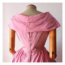Charger l'image dans la galerie, 1950s - Exquisite Pink Rayon Satin Dress - W26 (66cm)