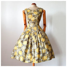 Charger l'image dans la galerie, 1950s - SPORTS-PLAGE de LUXE, France - Stunning Floral Dress - W27 (68cm)