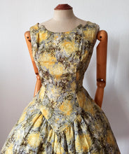Charger l'image dans la galerie, 1950s - SPORTS-PLAGE de LUXE, France - Stunning Floral Dress - W27 (68cm)