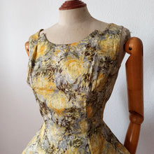 Charger l'image dans la galerie, 1950s - SPORTS-PLAGE de LUXE, France - Stunning Floral Dress - W27 (68cm)