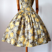 Charger l'image dans la galerie, 1950s - SPORTS-PLAGE de LUXE, France - Stunning Floral Dress - W27 (68cm)
