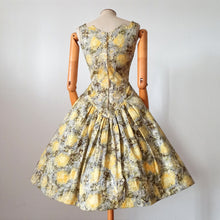 Charger l'image dans la galerie, 1950s - SPORTS-PLAGE de LUXE, France - Stunning Floral Dress - W27 (68cm)