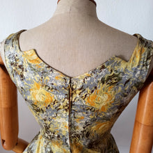Charger l'image dans la galerie, 1950s - SPORTS-PLAGE de LUXE, France - Stunning Floral Dress - W27 (68cm)