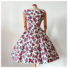 Charger l'image dans la galerie, 1950s 1960s - Adorable Roseprint Cotton Dress - W27 (68cm)