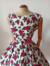 Charger l'image dans la galerie, 1950s 1960s - Adorable Roseprint Cotton Dress - W27 (68cm)