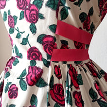 Charger l'image dans la galerie, 1950s 1960s - Adorable Roseprint Cotton Dress - W27 (68cm)