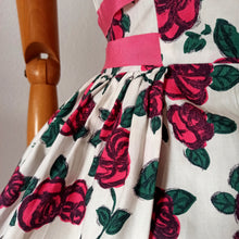 Charger l'image dans la galerie, 1950s 1960s - Adorable Roseprint Cotton Dress - W27 (68cm)