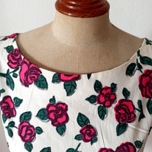 Charger l'image dans la galerie, 1950s 1960s - Adorable Roseprint Cotton Dress - W27 (68cm)