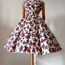Charger l'image dans la galerie, 1950s 1960s - Adorable Roseprint Cotton Dress - W27 (68cm)
